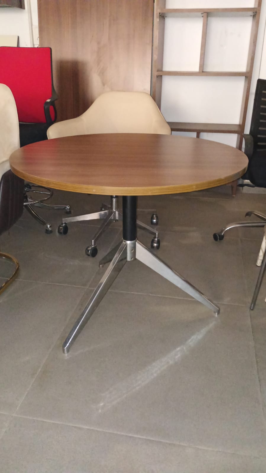 Round meeting Small Table in Pre-laminated with Metal Base - 111117119