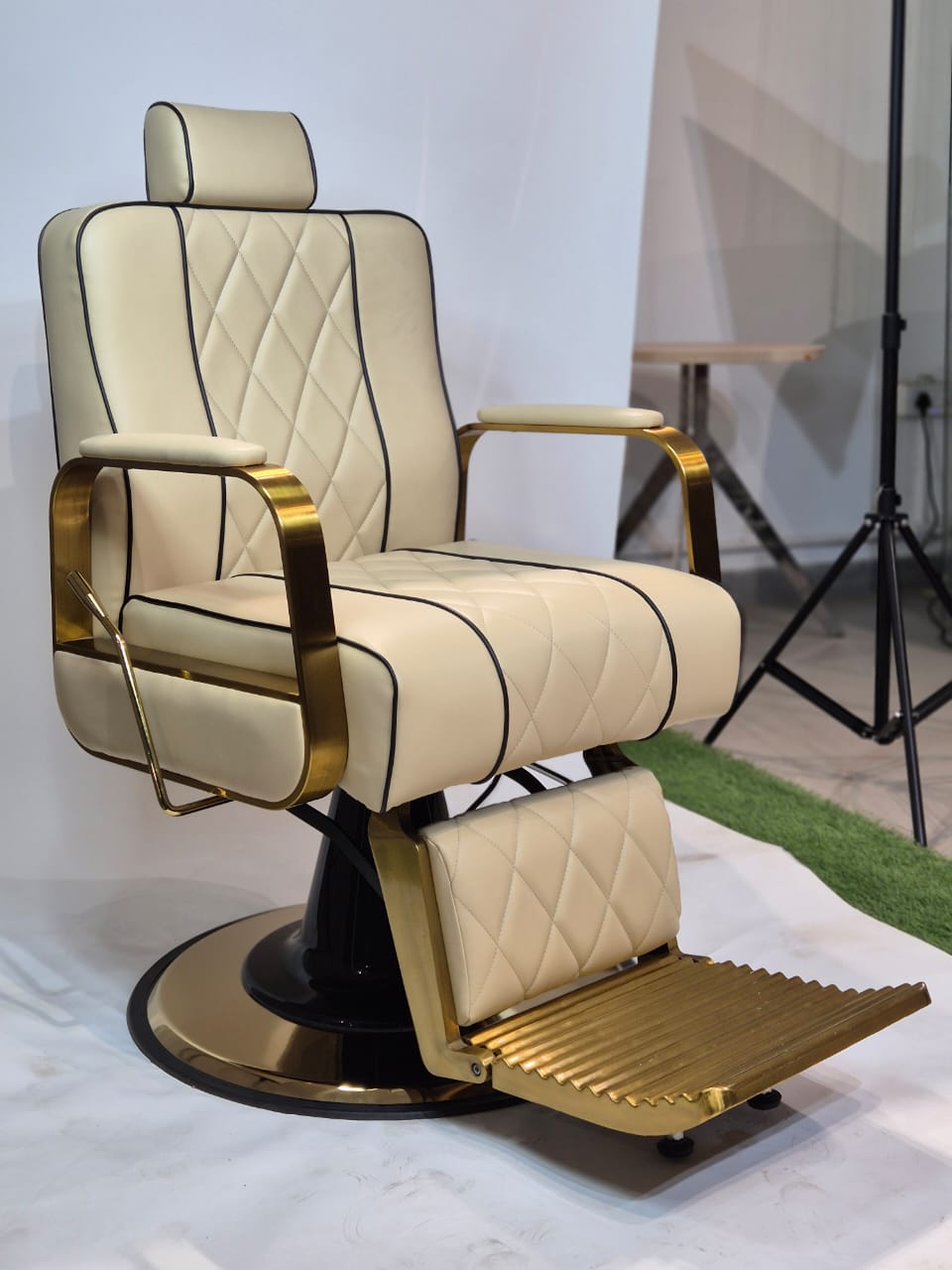 Salon Chair for Modern Gold Hydraulic Lift Salon Chair - 360Â° Swivel, Adjustable Height, Stylish, Comfortable, and Durable for Professional Hair Stylists, Perfect for Stress-Free Rotation