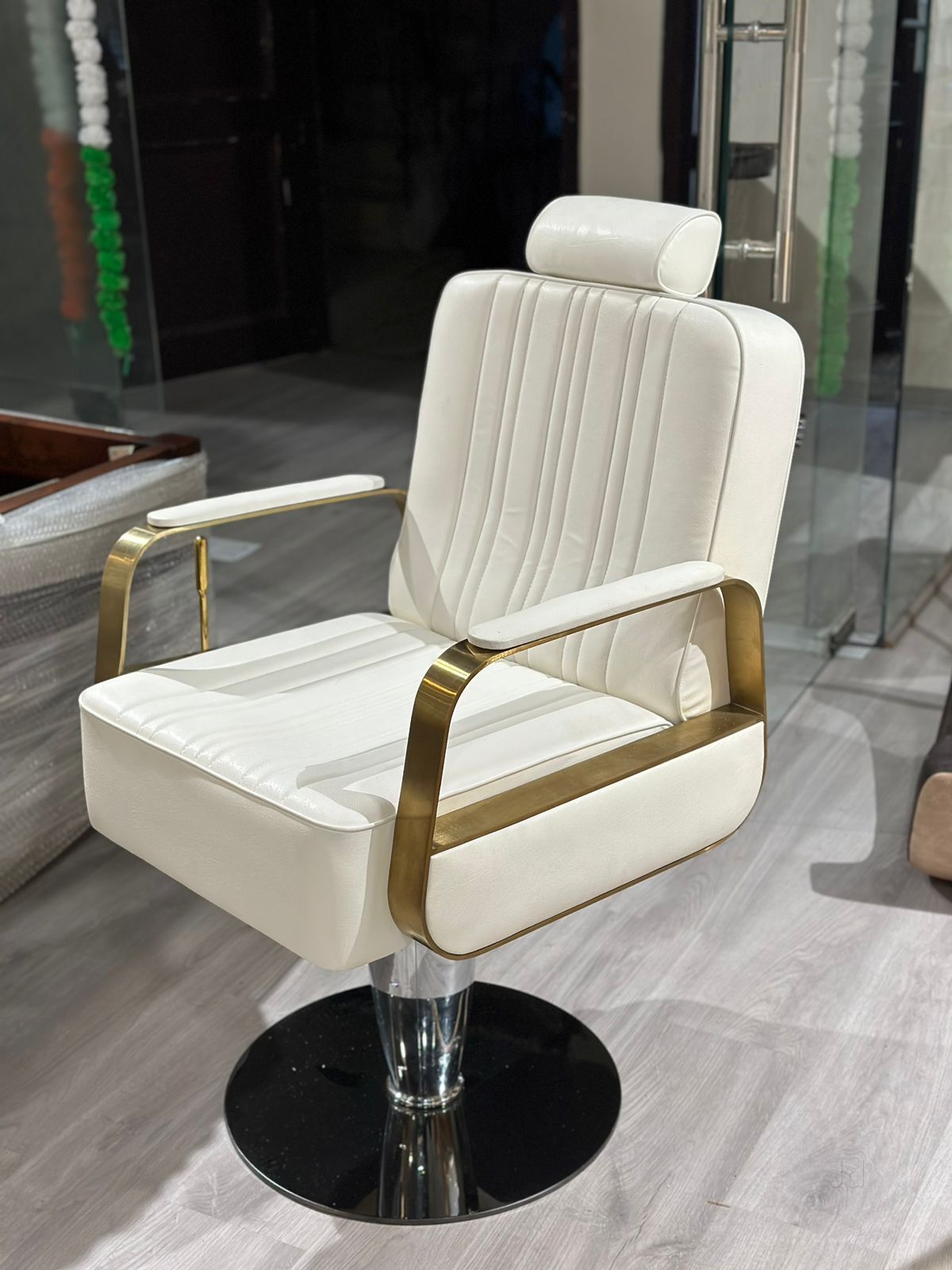 Salon Chair for Modern Gold Hydraulic Lift, Swivel Beauty Hairdressing Chair for Salons, Comfortable & Stylish with Durable Construction