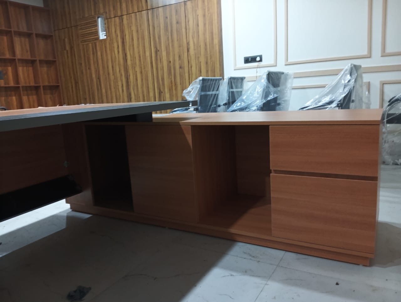 Director Table with 2 Drawer, Open Space And Openable Shutter